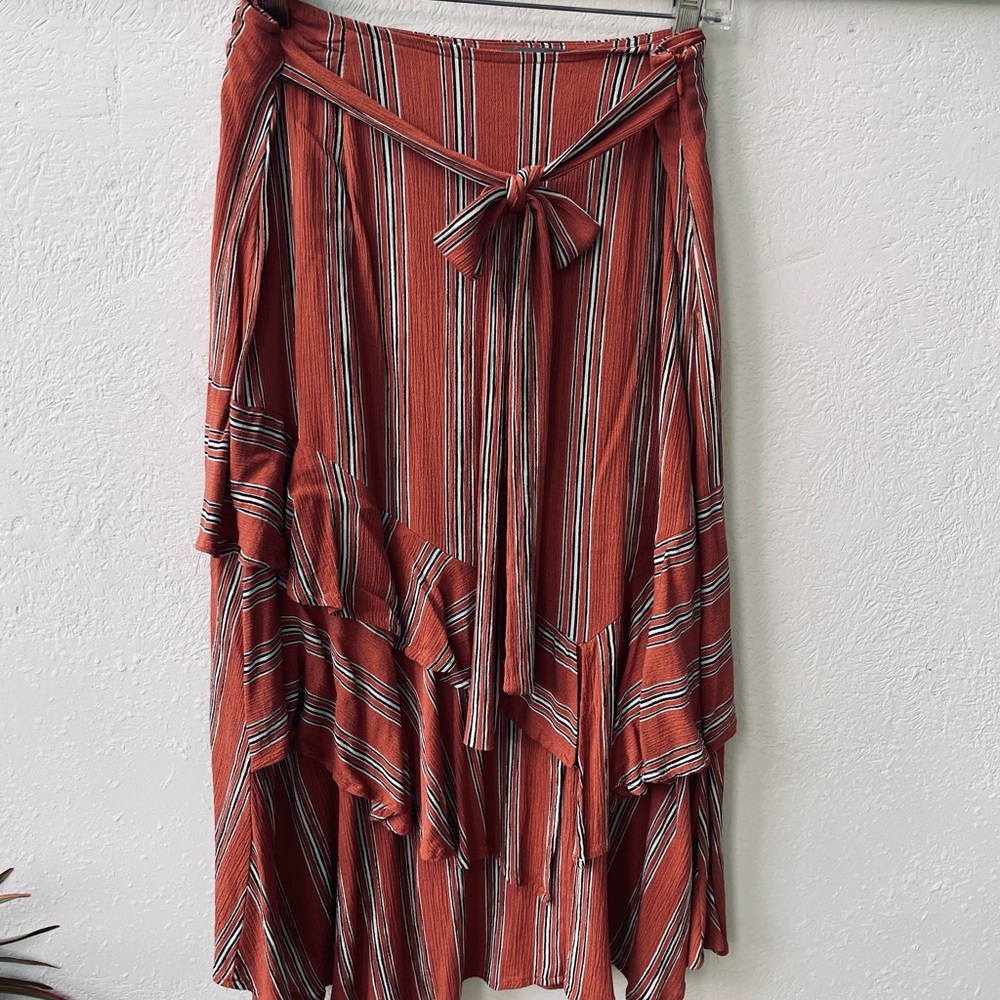 🤠BOHME runs small skirt by Sans Souci in Terra Cotta Black & White